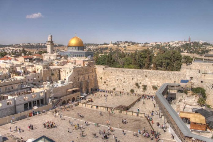 the_western_wall_and_dome_of_the_rock_in_the_old_city_of_jerusalem-696x464.jpg