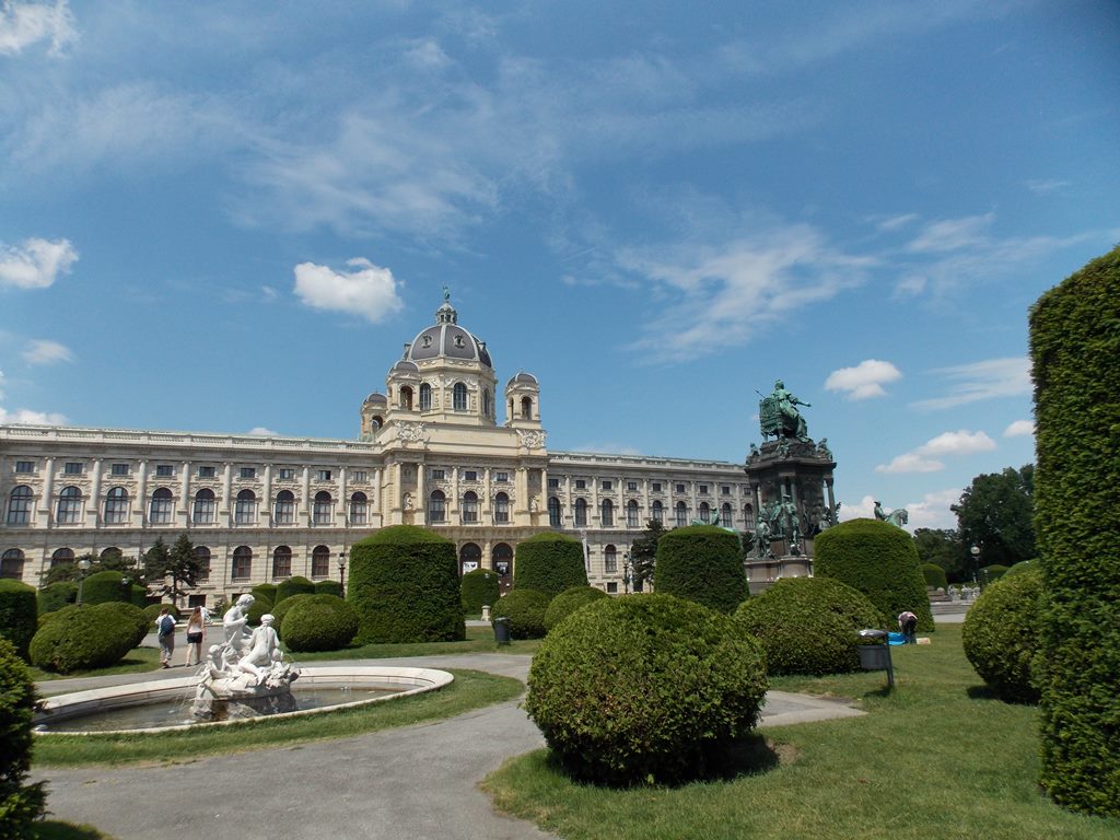 A Mária Terézia emlékmű mögött a Naturhistorsches Musem épülete