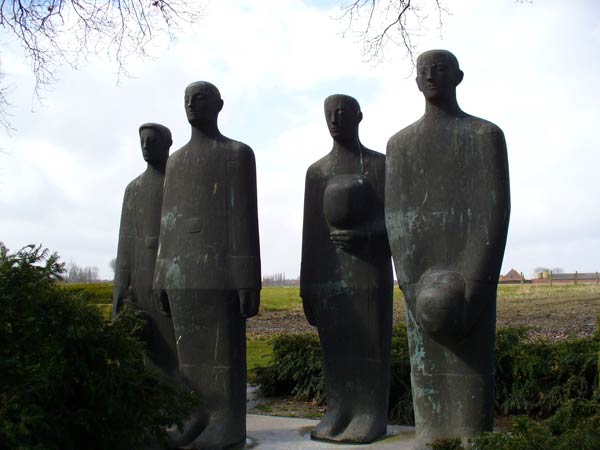 Statuengruppe_Soldatenfriedhof_Langemark.jpg