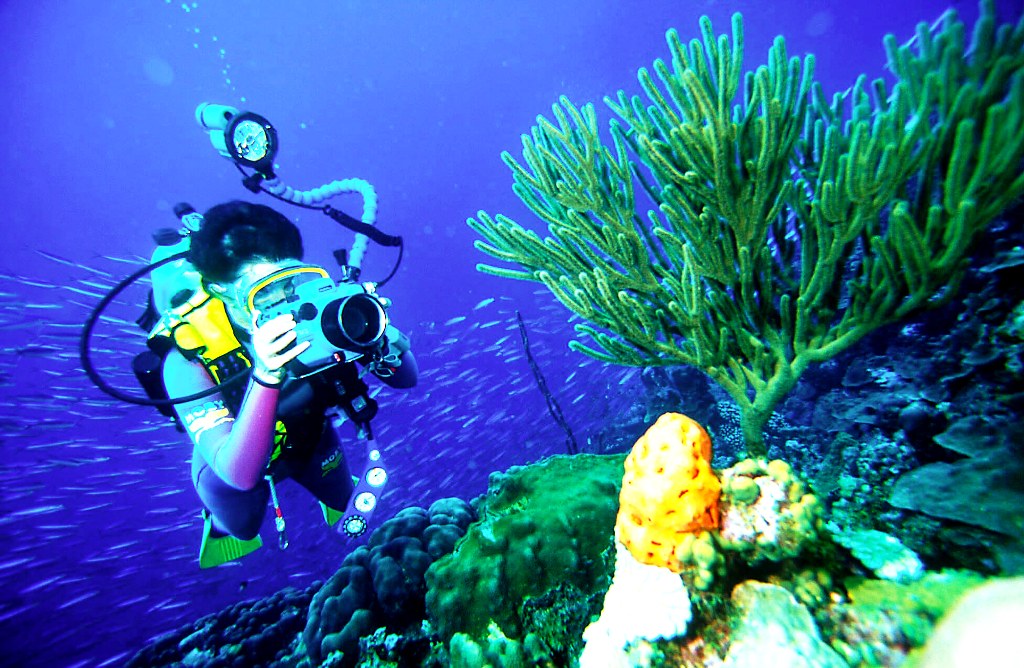 Scuba-Diver-Underwater-Camera-Taking-Photo-with-Camera-Underwater.jpg