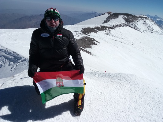 elbrus-summit-hunflag.jpg