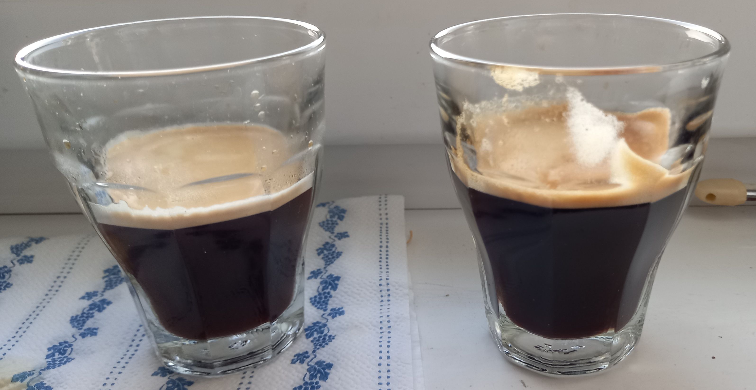 A bal oldali pohárban van az újratölthető kapszulával készült kávé, a jobb oldali az Aldis.