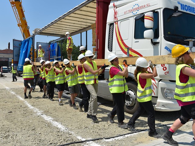 Több száz egyetemista építi fel a semmiből a jövő házait az ÉMI ipari parkjában