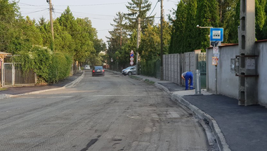 Ünnepélyesen átadják a Római sánc utcát, de több beígért útfelújítás sem készül el idén