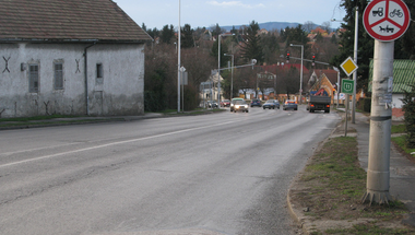 Már augusztusban elkezdik a bringasáv kialakítását a 11-es úton