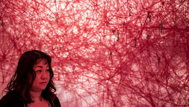 Megnyílt Chiharu Shiota japán művész világhírű installációja