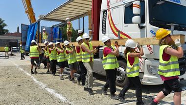 Több száz egyetemista építi fel a semmiből a jövő házait az ÉMI ipari parkjában