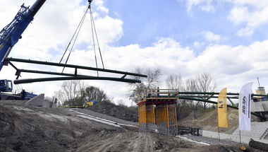 Beemelték a Budapest-Szentendre közötti kerékpárút hídjának elemeit