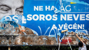 Szentendrén is letépkedi a sorosozós plakátokat az Együtt
