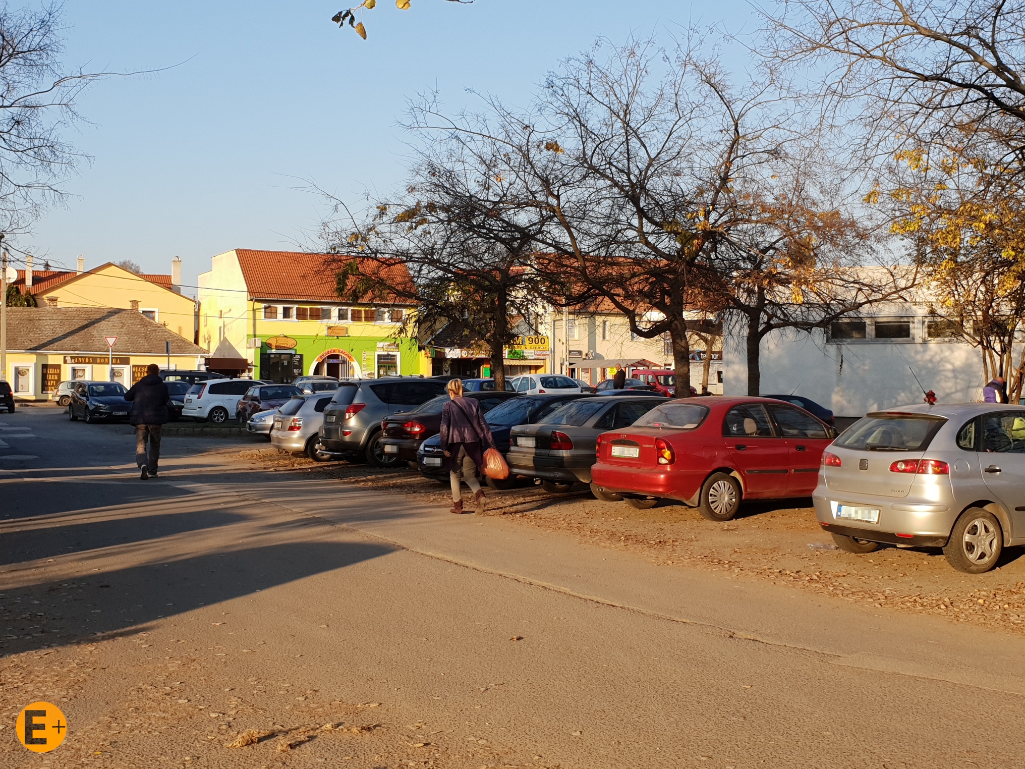 Megújulnak a vásárlói parkolók és a mellette lévő, ideiglenes burkolatú P+R parkoló is.<br />Fotó: Szentendrei Körkép+