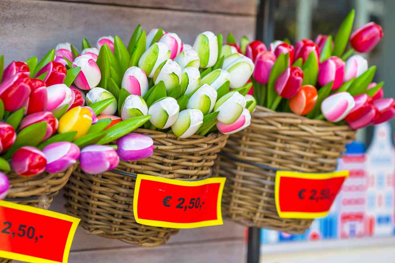 sale-of-plastic-dutch-tulips-in-the-flower-market-2022-03-05-22-34-26-utc_s.jpg
