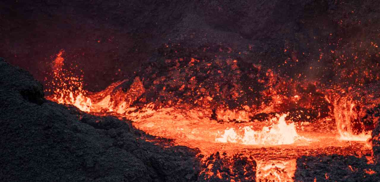volcano-eruption-lava-flow-iceland-2022-09-29-20-39-28-utc_1_s.jpg