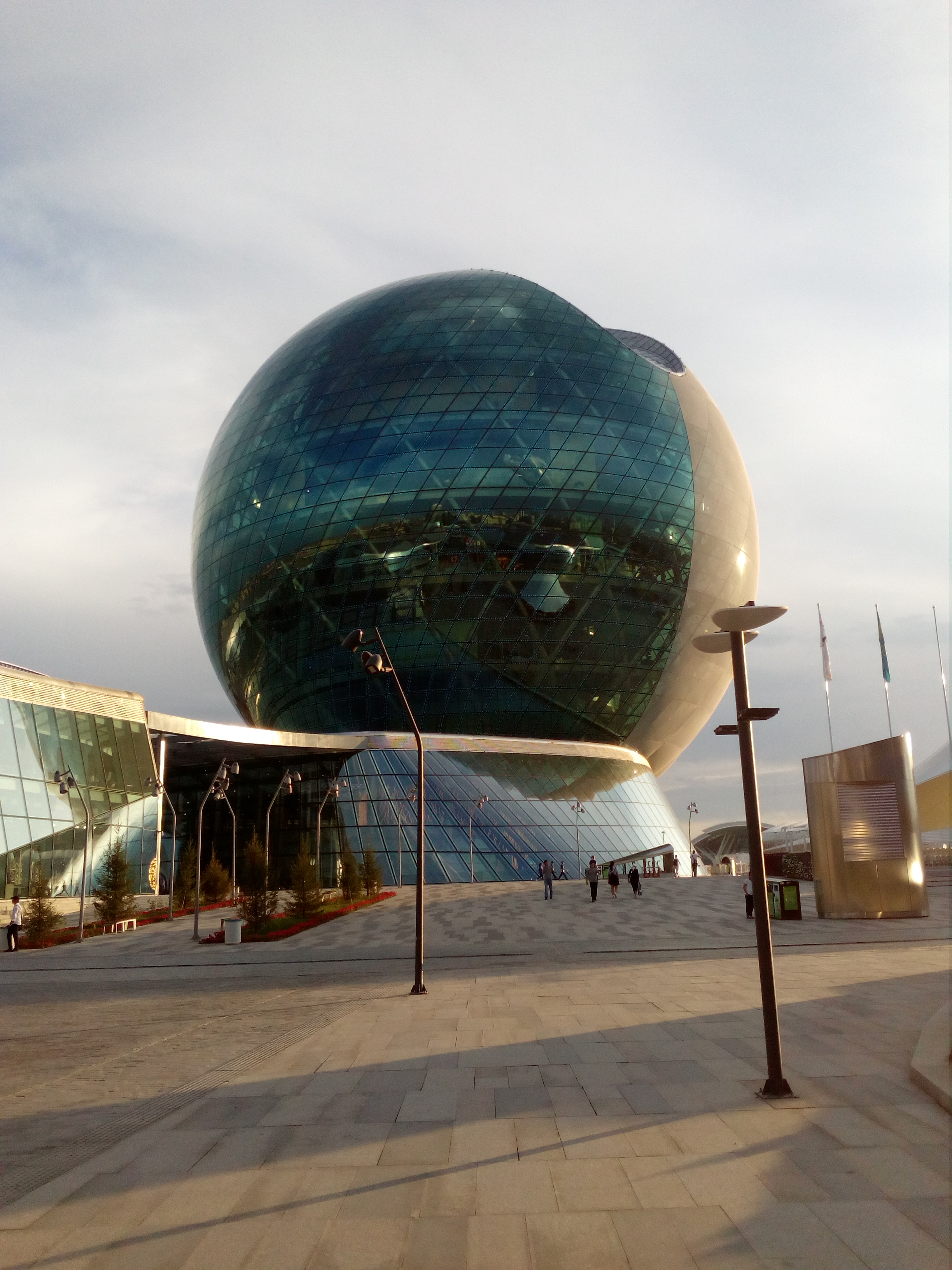 A Nur Alem, világkiállítás főépülete