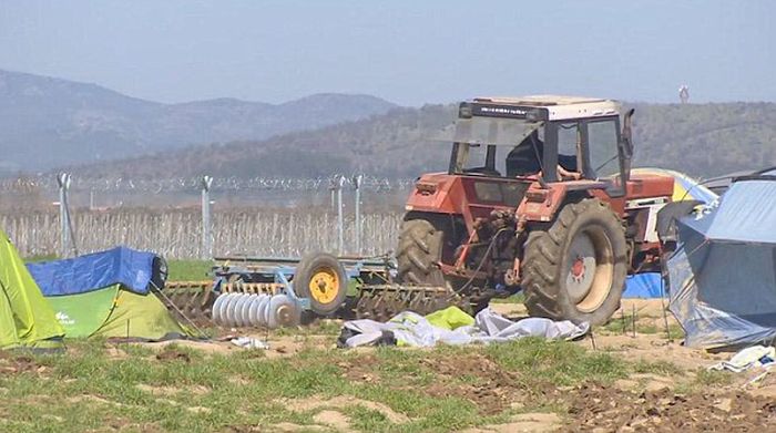 Egy görög farmer felszántotta a szíriai migránsok táborát