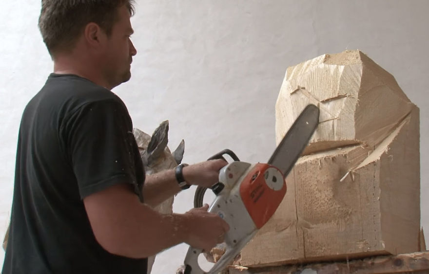 A művész, aki láncfűrészt használ a faszobrászathoz