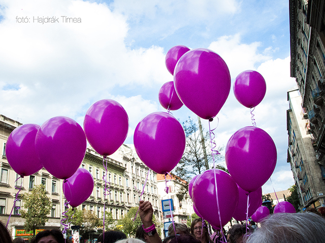 Flashmob az Uránia előtt - a Mellrákinfo csapatának tánca