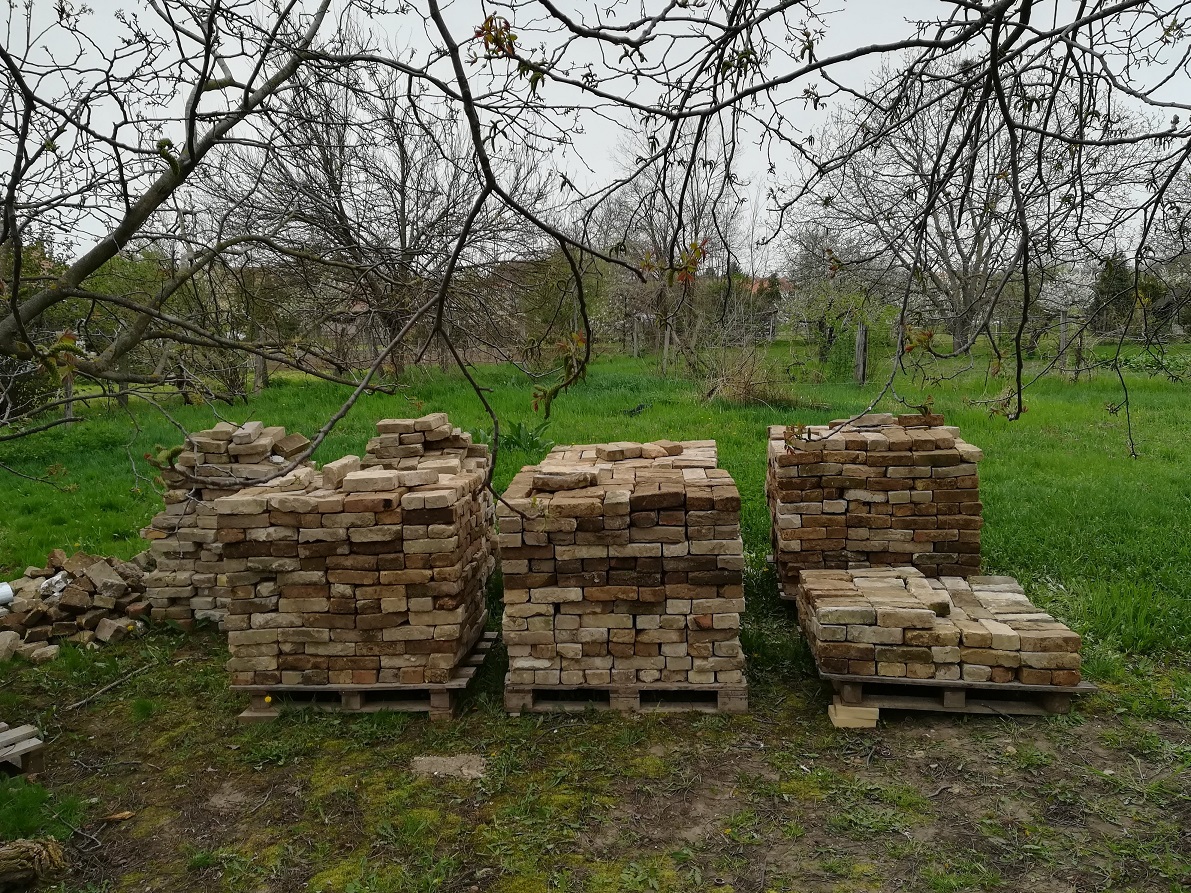 fél ‘háznyi‘ maradék tégla