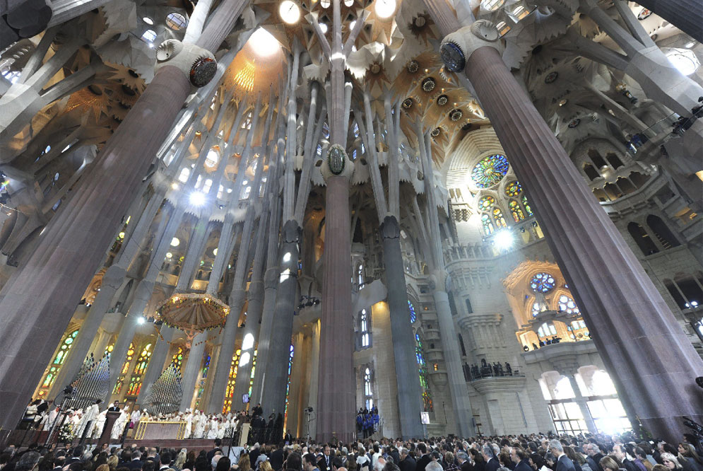 The_interior_of_the_Sagrada_Familia.jpg