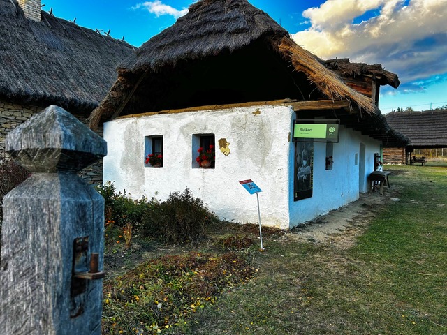 Mit keres egy Tokaj-hegyaljai parasztház Szentendrén?