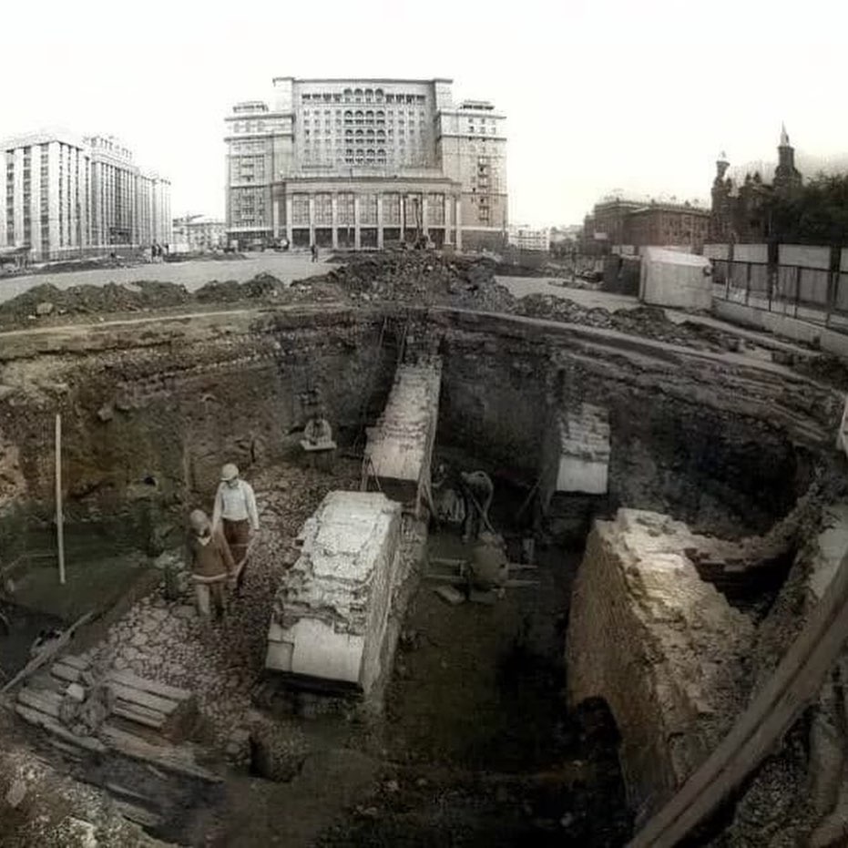 Закопанные здания в москве