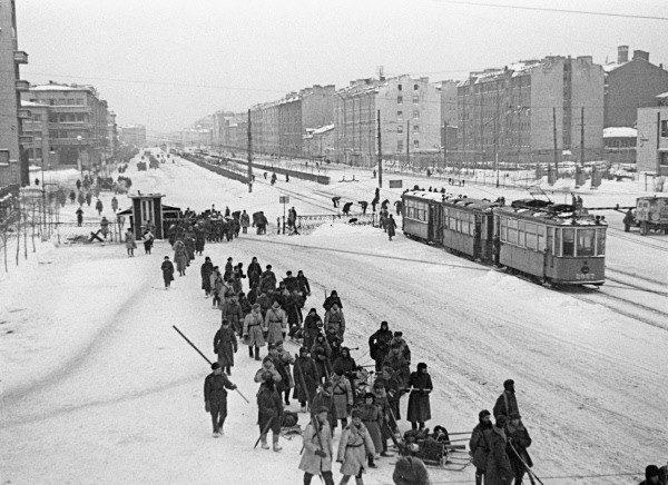 rian_archive_178610_moscow_avenue_in_leningrad_led_to_the_front_during_the_1941-1945_great_patriotic_war.jpg