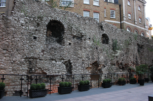 Római fal megmaradt része, Tower Hill, /London, 47