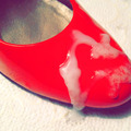 Piros cipő, fehér geci...