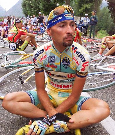 Pantani is leül.jpg