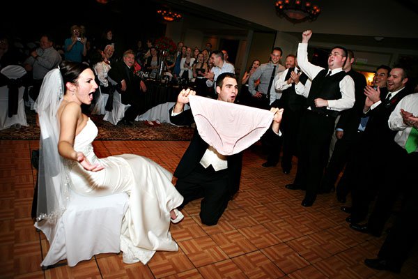 insane-wedding-photos-funny-looking-garter-belt.jpg