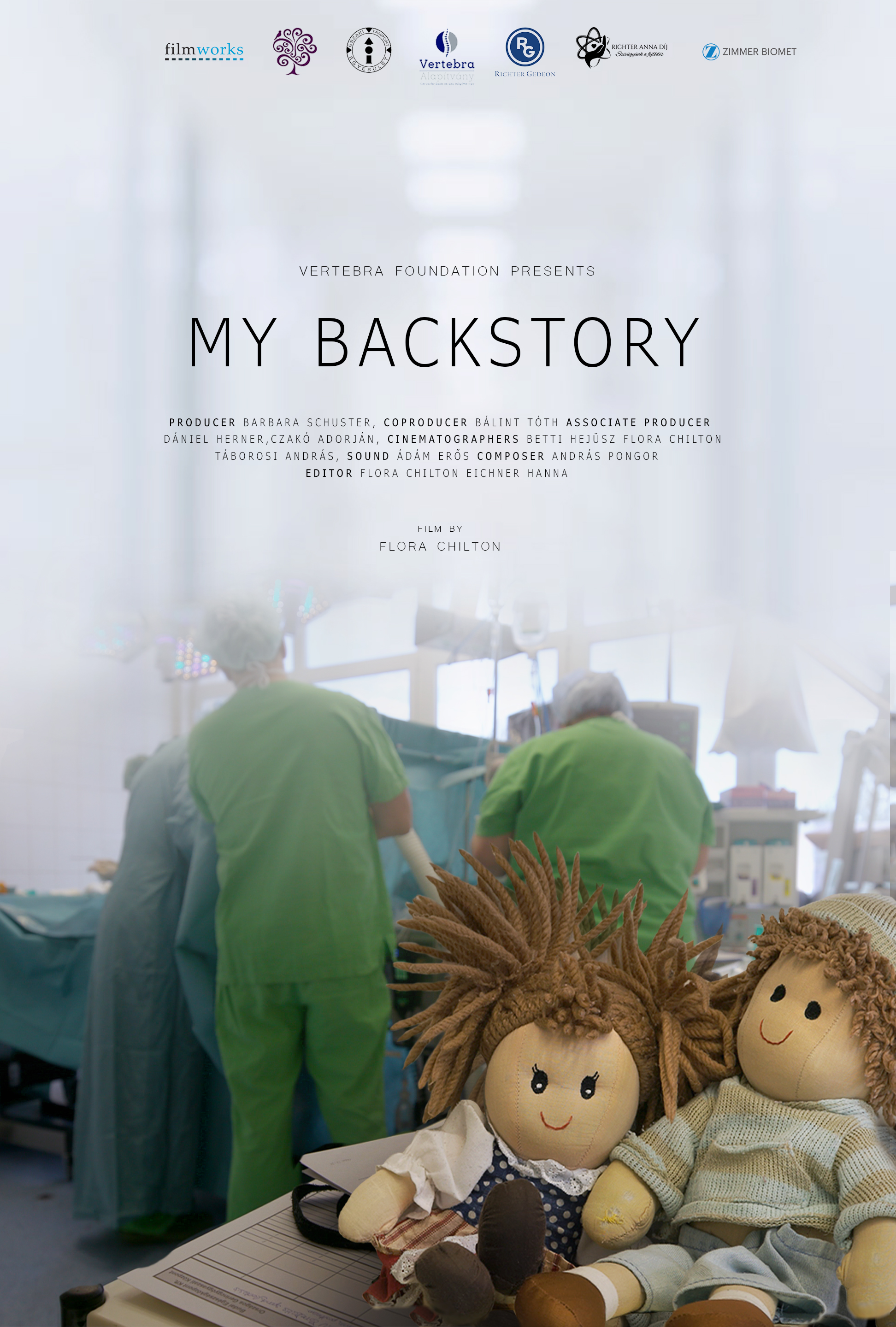 My Back Story<br /><br />Dorottya, egy visszahúzódó 15 éves lány, aki négy éve gerincferdüléssel küzd. Szülei elkötelezetten támogatják lányukat a betegség nehézségeiben, azonban a család élete fordulóponthoz érkezik. Dorottya állapota olyan súlyossá válik, hogy már nem marad más lehetőség a gyógyulására, csupán a rettegett gerincműtét. <br />A gerinckorrekciós műtét napjaink egyik legbonyolultabb orvosi beavatkozása, amelyet gyermekeken végeznek, lehetséges következményei közé tartozik a bénulás, sőt a halál is.    A szülőknek mindezek tudatában kell a végső döntést meghoznia és vállalkozni a család életének egyik legnagyobb próbatételére.  De hogyan tudják a félelmeiket leküzdeni, Dorottyában és egymásban a lelket tartani, hogy kitartsanak az út végéig ami lányuk számára a testi és lelki felépülést egyaránt jelentheti? <br /><br />poszter 42x60 cm