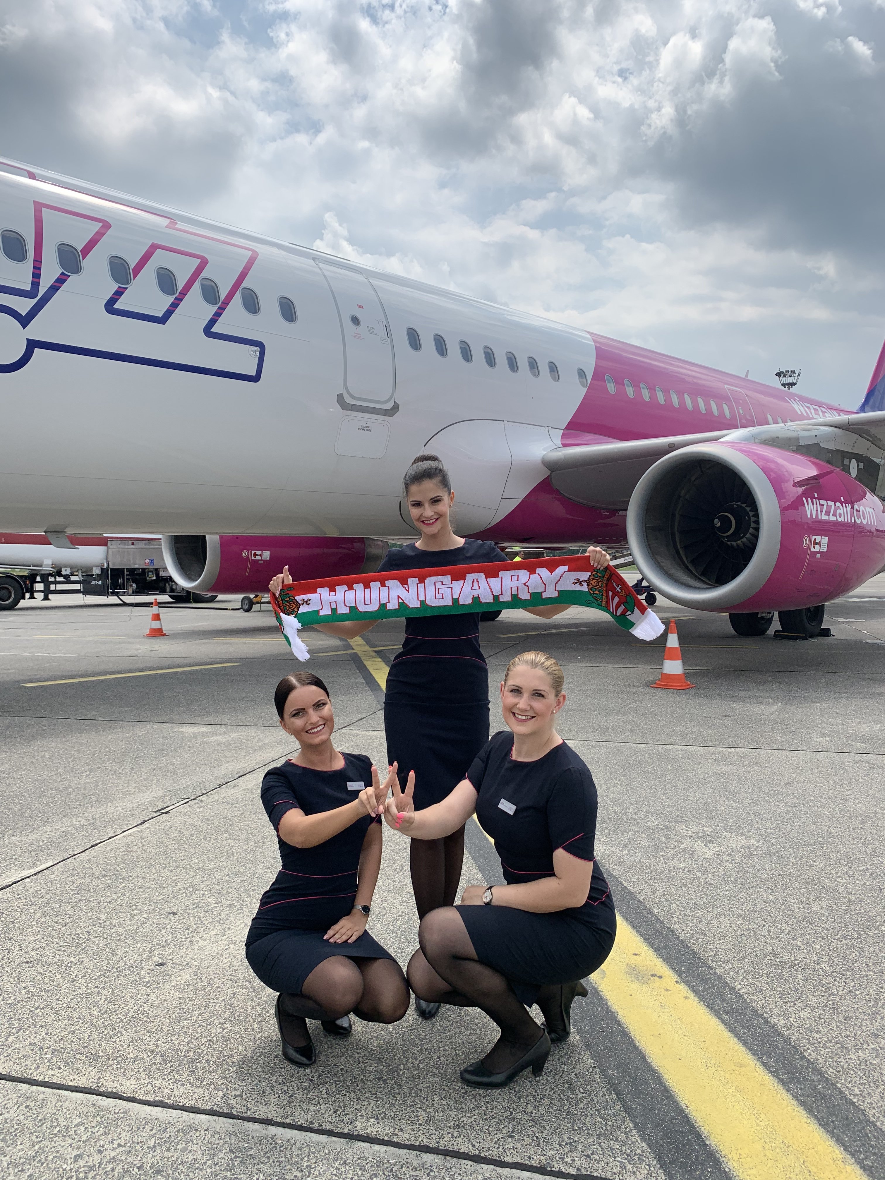 Wiz air. Wizz Air самолеты. Венгерская авиакомпания Wizzair. Wizz Air Abu Dhabi авиакомпания. Wizz Air стюардессы.