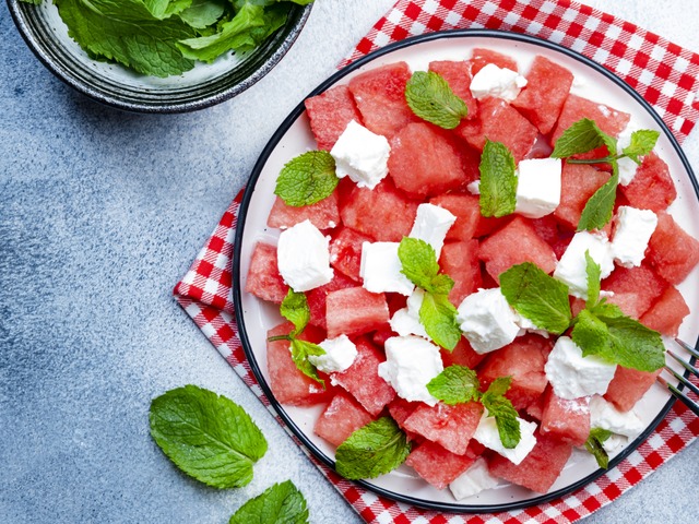 A hónap receptje Görögországból: a hűsítő görögdinnyés-fetás saláta (καρπούζι με φέτα / karpuzi me feta)