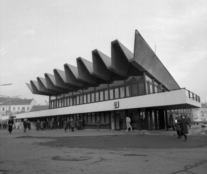 Széll Kálmán (Moszkva) tér, a metróállomás lejárócsarnoka