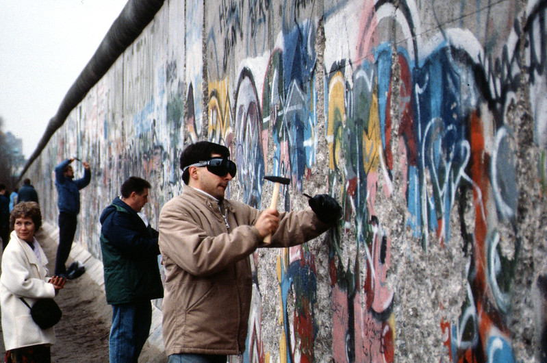A fal megbontása 1989 novemberében (forrás)