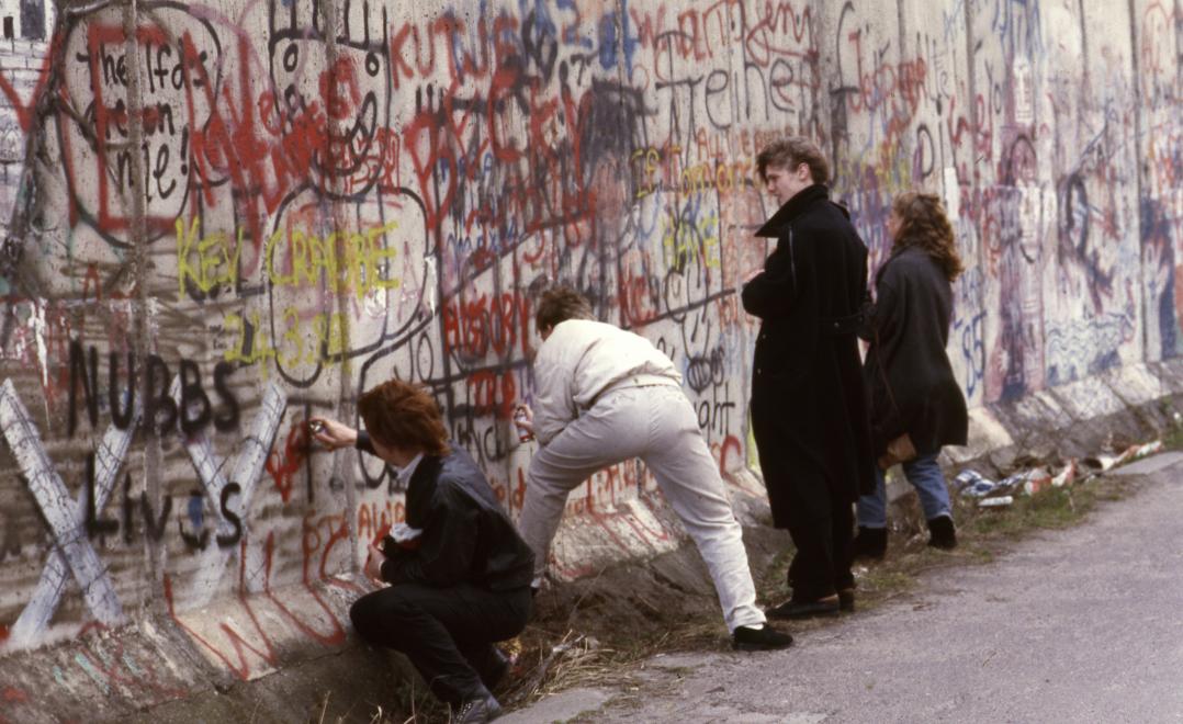 1988. Németország, Berlin Zimmerstrasse, a Berlini Fal a nyugati oldalról.<br />FORTEPAN / adományozó: Urbán Tamás