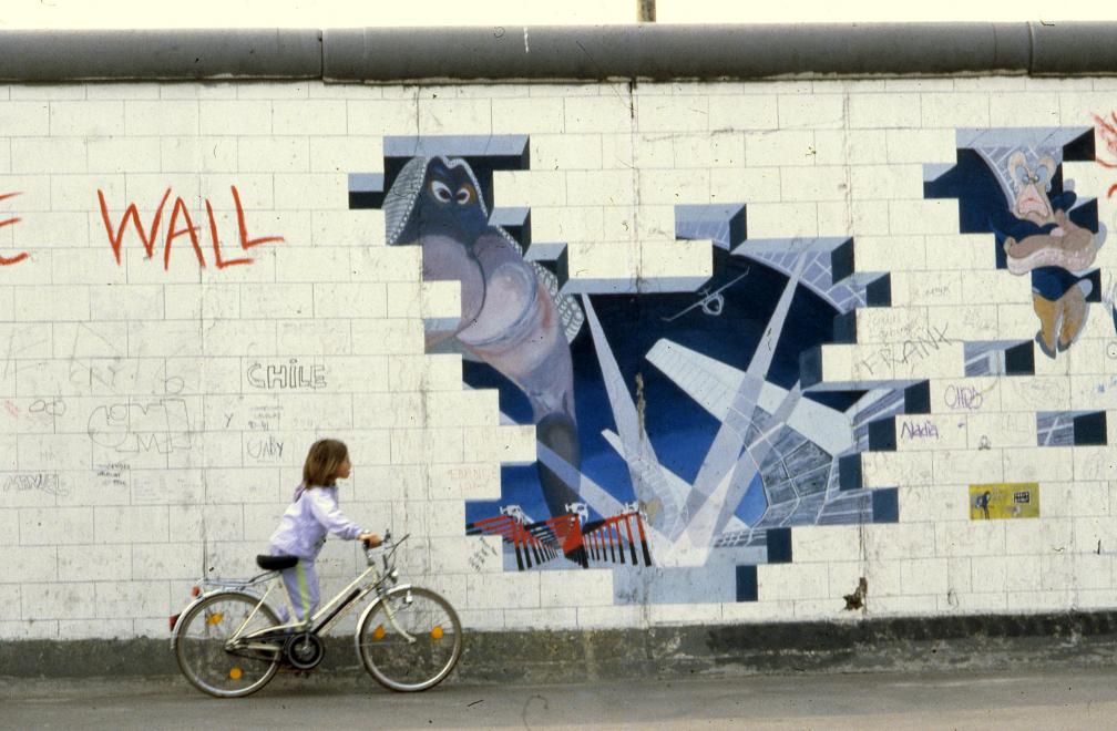 1990. Németország, Berlin Mühlenstrasse, Berlini Fal (East Side Gallery), Lance Keller alkotása: The Wall.<br />FORTEPAN / adományozó: Urbán Tamás