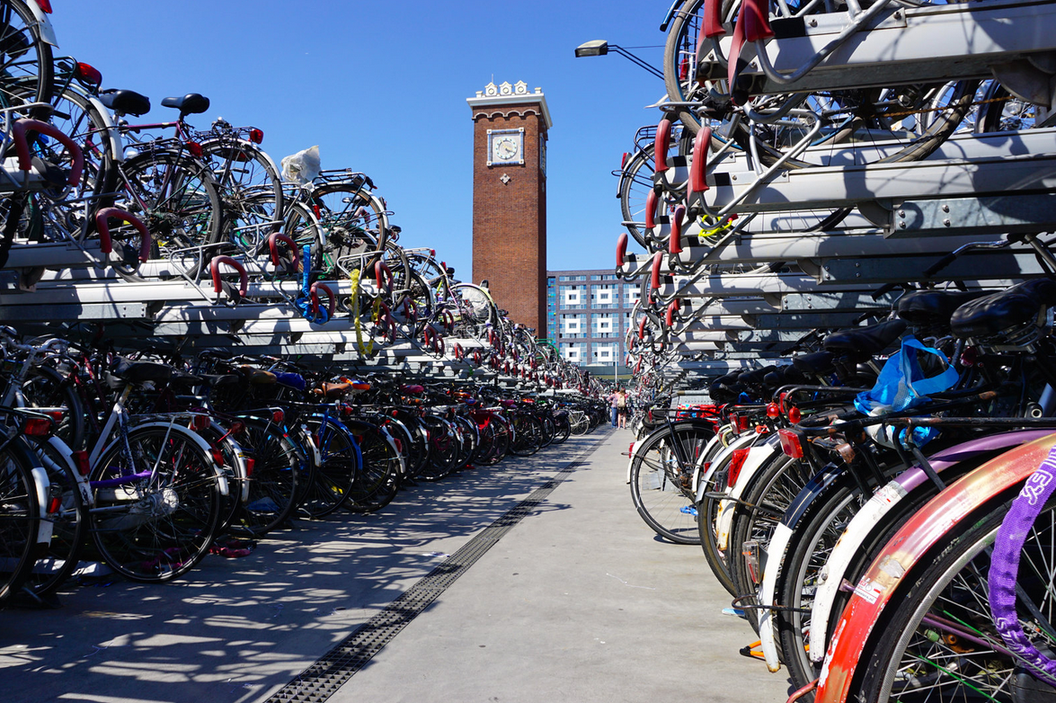 Emeletes bicikliparkoló Nijmegenben (NL)