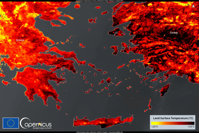 Hőhullám Görögországban és Nyugat-Törökországban<br /><br />A képet az egyik Copernicus Sentinel-3 műhold 2021. augusztus 2 a görög szárazföld és szigetvilág, valamint Nyugat-Törökország felett készítette. <br />A Földközi-tenger keleti medencéjében a hőhullám 42 °C körül tetőzött Peloponnészoszon és Krétán. A kép készítése napján Makrakomiban a hőmérséklet elérte a 46,3°C-ot, Törökország partjainál meghaladta a 44°C-ot. A magas léghőmérséklet a szárazföldi felszíni hőmérséklet 53°C fölötti értékeiben tükröződik (az LST a talaj hőmérséklete, nem azonos a levegő hőmérsékletével - SST).<br />A szélsőséges hőmérséklet súlyos tüzeket okozott. A Copernicus EMS gyors térképezési modulját a görögországi tüzek egy részénél aktiválták, Törökország esetében az EU polgári védelmi mechanizmusa lépett működésbe, Spanyolország és Horvátország pedig vízibombázókat küldött.<br />(A Copernicus Sentinel-3 misszió két radiométerrel felszerelt ikerműholdja a tenger- és szárazföldfelszíni hőmérsékletet – SST, LST – méri.)<br />https://www.copernicus.eu/en/media/image-day-gallery/heatwave-greece-and-western-turkey