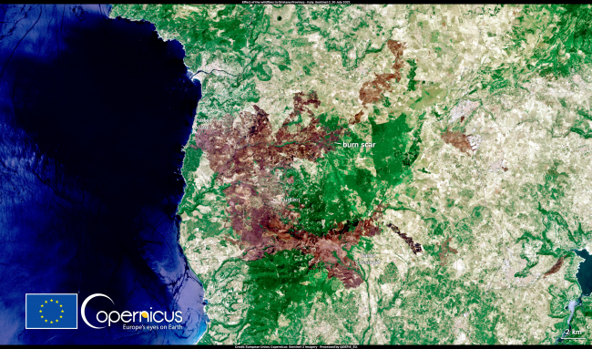 A szardíniai erdőtüzek égési sebei – Olaszország<br /><br />A képet a Copernicus Sentinel-2 műholdak egyike készítette 2021. július 31-én, az olaszországi Szardínián és Oristano tartományban pusztító erdőtüzek égési sebhelyeit mutatja.<br />A tűz július 24-én ütött ki Szardínia nyugati részén. Több száz embert evakuáltak, és több tízezer hektárnyi növényzet veszett oda. Az olasz polgári védelem kérésére az EU Veszélyhelyzet-koordinációs Központja aktiválta a Copernicus vészhelyzet-kezelési szolgálat gyorstérképezési modulját a helyzet megfigyelésére.<br /><br />https://www.copernicus.eu/en/media/image-day-gallery/burn-scar-sardinia-wildfires-italy 