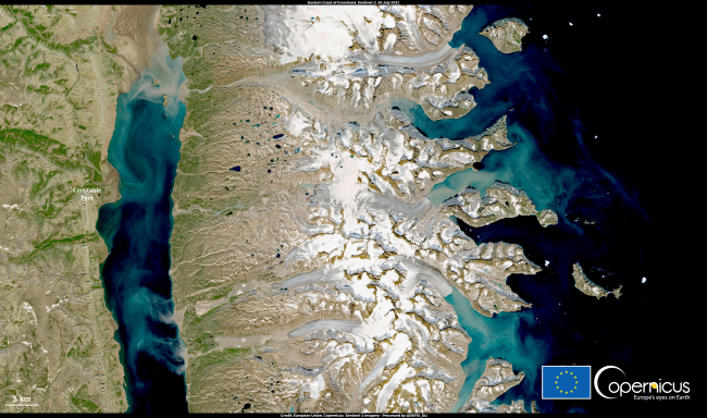 Hőhullám Grönlandon 2021 nyarán<br /> <br />A képet a Copernicus Sentinel-2 műholdak egyike készítette 2021. július 28-án. A felvétel azt mutatja, hogy a szokatlanul magas hőmérséklet következtében a Constable Pynt időjárás-állomás körül olvadó gleccserek igen jelentős mennyiségű üledéket juttattak a Jeges-tengerbe.<br />A kép készítésének napján a területet intenzív hőhullám sújtotta, és a Constable Pynt 23,2 °C-os rendkívüli hőmérsékletet mért.<br />A Copernicus Sentinel műholdak által gyűjtött adatok segítségével még az északi szélességeken is nagy részletességgel észlelik a földfelszín változásait, és nyomon követik a gleccserek olvadását.<br /><br />https://www.copernicus.eu/en/media/image-day-gallery/heatwave-greenland-summer-2021