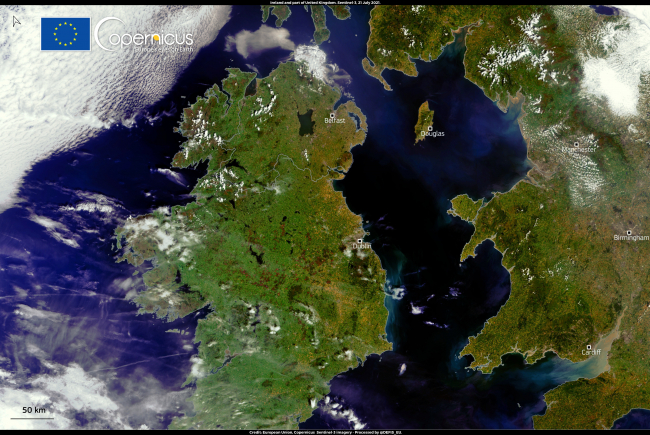 Hőhullám az Ír-szigeten<br /><br />A képet a Copernicus Sentinel-3 műholdak egyike készítette július 21-én. A felvétel Írországot és az Egyesült Királyság egy részét mutatja.<br />A felvétel készítésének napján a területet rekordhőhullám sújtotta. Észak-Írország megdöntötte eddigi hőmérsékleti rekordját: a Tyrone megyében található Castledergben 31,3 °C-ot mértek. Írországban is 30 °C fölé emelkedett a hőmérséklet, az ír meteorológiai szolgálat sárga riasztást adott ki.<br /><br />https://www.copernicus.eu/en/media/image-day-gallery/heatwave-irish-island 