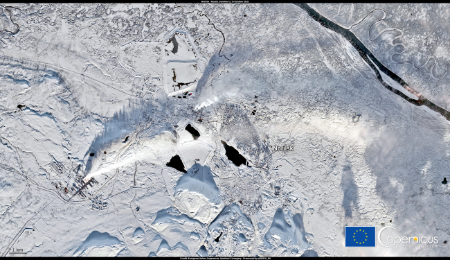 Olvadó permafroszt Norilszkban, Oroszországban<br /><br />Forrás: Európai Unió, Copernicus Sentinel-2 felvétel. A 2021. október 13-án készült képen Norilszk látható, a szibériai Taymyr-félszigeten.<br />Norilszk az orosz sarkvidék legnépesebb városa. Az elmúlt években a város az éghajlatváltozás, különösen a permafroszt felolvadásának hatásait szenvedte el. Ez a jelenség nem csak az Északi-sarkvidék történetének legsúlyosabb olajszennyezéséhez vezetett, de több épület alapja megrepedt a talaj stabilitásának megváltozása miatt. Ez arra késztette a hatóságokat, hogy mintegy 8 millió eurót fordítsanak az épületek alapjainak hűtésére, az olvadás hatásainak lassítása érdekében.<br /><br />https://www.copernicus.eu/en/media/image-day-gallery/thawing-permafrost-norilsk-russia