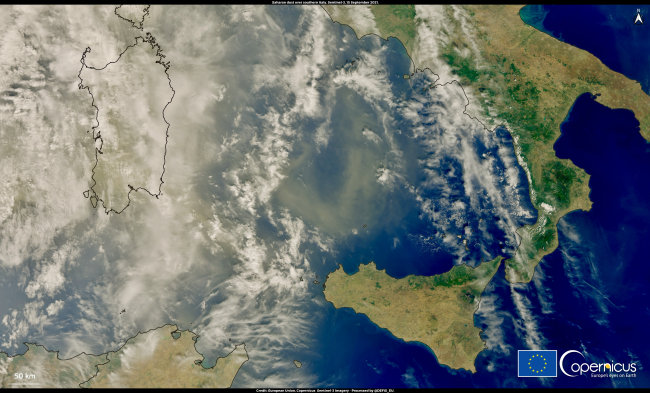 Szaharai por Dél-Olaszország felett<br /><br />A Szardíniát és a Tirrén-tenger középső részét borító szaharai porfelhőt ábrázoló képet a Copernicus Sentinel-3 műholdak egyike készítette 2021. szeptember 15-én.<br />A szaharai porfelhő a kép készítésének időpontjában mintegy 40 000 km2 területet borított, a Földközi-tengeren haladt át Tunézia partjaitól Dél-Olaszország felé. A Copernicus Atmosphere Monitoring Service (CAMS) adatai globális szinten figyelik és előrejelzik a levegőminőséget a légköri szálló por koncentrációjának mérésével, a szállítás és a terjedés modellezésével.<br /><br />https://www.copernicus.eu/en/media/image-day-gallery/saharan-dust-over-southern-italy 