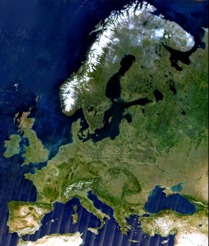 Felhőmentes európai látkép<br /><br />Ez a kép a Copernicus Sentinel-2 műholdak által 2020 augusztusa és 2021 augusztusa között készített több ezer kép felhasználásával készült. Európa egy részének mozaikját ábrázolja, és lehetővé teszi az európai állandó növényzettel borított területek megfigyelését.<br />A műholdas adatok nagyméretű mozaikjai számos alkalmazás szempontjából kulcsfontosságúak, többek között a nagy kiterjedésű veszélyeztetett területek feltérképezéséhez, a földtakaró osztályozásához és a földgazdálkodáshoz. A Copernicus adatainak felhasználásával nagy térbeli felbontású mozaikok állíthatók össze a világ bármely régiójáról.<br /><br />https://www.copernicus.eu/en/media/image-day-gallery/cloud-free-view-europe 