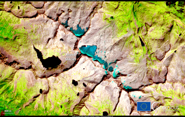 A gleccserek eltűnése a Pireneusokban<br /><br />A képet a Copernicus Sentinel-2 műholdak egyike készítette augusztus 28-án, a spanyolországi Aneto gleccserről.<br />Az Aneto a Pireneusok egyik utolsó megmaradt gleccsere. A GRL tudományos folyóiratban nemrégiben közzétett kutatás szerint az itteni gleccserek az elmúlt évtizedben térfogatuk mintegy 23%-át veszítették el, ami domborzati viszonyaik (lejtés, kitettség stb.) és a hőmérséklet emelkedésének eredménye – ez a 19. század eleje óta a régióban elérte a +1,5°C-ot. A tanulmányt készítő tudósok szerint a tényezők kombinációja a következő évtizedekben a Pireneusok valamennyi jelentős gleccserének eltűnéséhez fog vezetni.<br /><br />https://www.copernicus.eu/en/media/image-day-gallery/disappearance-glaciers-pyrenees