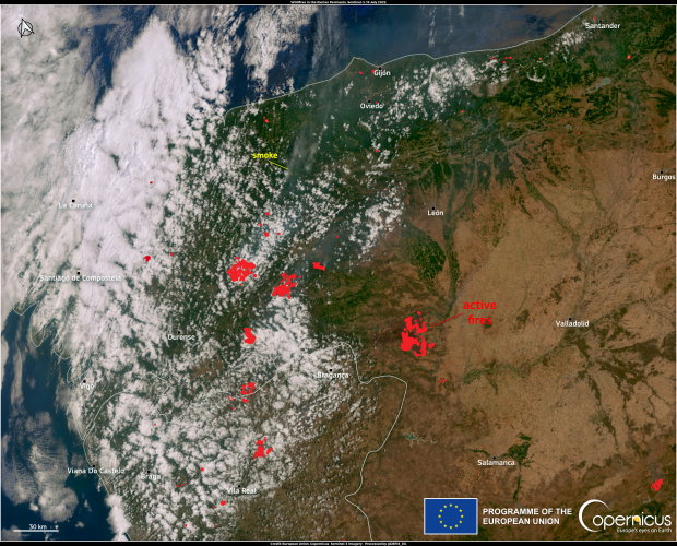 A szokatlanul száraz és forró tavasz után júliusban katasztrofális erdőtüzek pusztítottak el nagy területeket, és emberek tízezreit kényszerítették ki otthonukból. A Copernicus vészhelyzet-kezelő szolgálat (CEMS) szerint csak Spanyolországban több mint 50 ezer hektárnyi terület égett le egy júliusi hét alatt. A képet az egyik Copernicus Sentinel-3 műhold készítette július 19-én, és az Ibériai-félsziget északnyugati részén akkor aktív tüzeket mutatja.<br /><br />https://www.copernicus.eu/en/media/image-day-gallery/numerous-active-wildfires-ravaging-western-europe