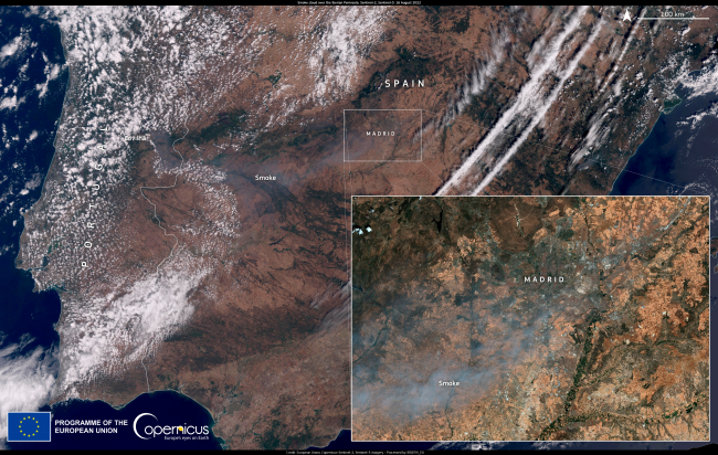 A Copernicus Sentinel-2 és Sentinel-3 műholdak augusztus 16-ai felvételein a közép-portugáliai Serra da Estrela parkban pusztító erdőtűz okozta füstfelhő látható. Az erdőtűz augusztus 6-án kezdődött Covilhã közelében, a Copernicus vészhelyzet-kezelő szolgálat (CEMS) által közzétett adatok szerint augusztus 14-ig több mint 14 ezer hektár égett le. Másnap a tűz újrakezdődött, a hatalmas füstfelhő nyugat felé haladva több mint 300 kilométert tett meg, és elérte Madridot. Több mint ezer tűzoltó dolgozott a tűz megfékezésén, több falut evakuáltak.<br /><br />https://www.copernicus.eu/en/media/image-day-gallery/disastrous-fire-central-portugal
