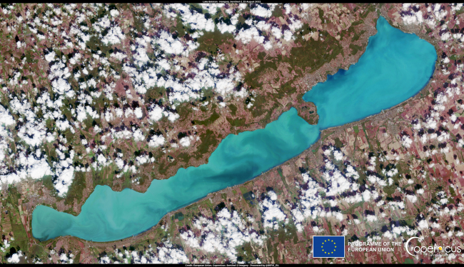 A Balaton vízháztartása augusztusban az elmúlt száz év legalacsonyabb szintjén volt a folyamatos aszály következtében. A Copernicus Sentinel-2 augusztus 25-i felvétele.<br /><br />https://www.copernicus.eu/en/media/image-day-gallery/water-deficit-lake-balaton