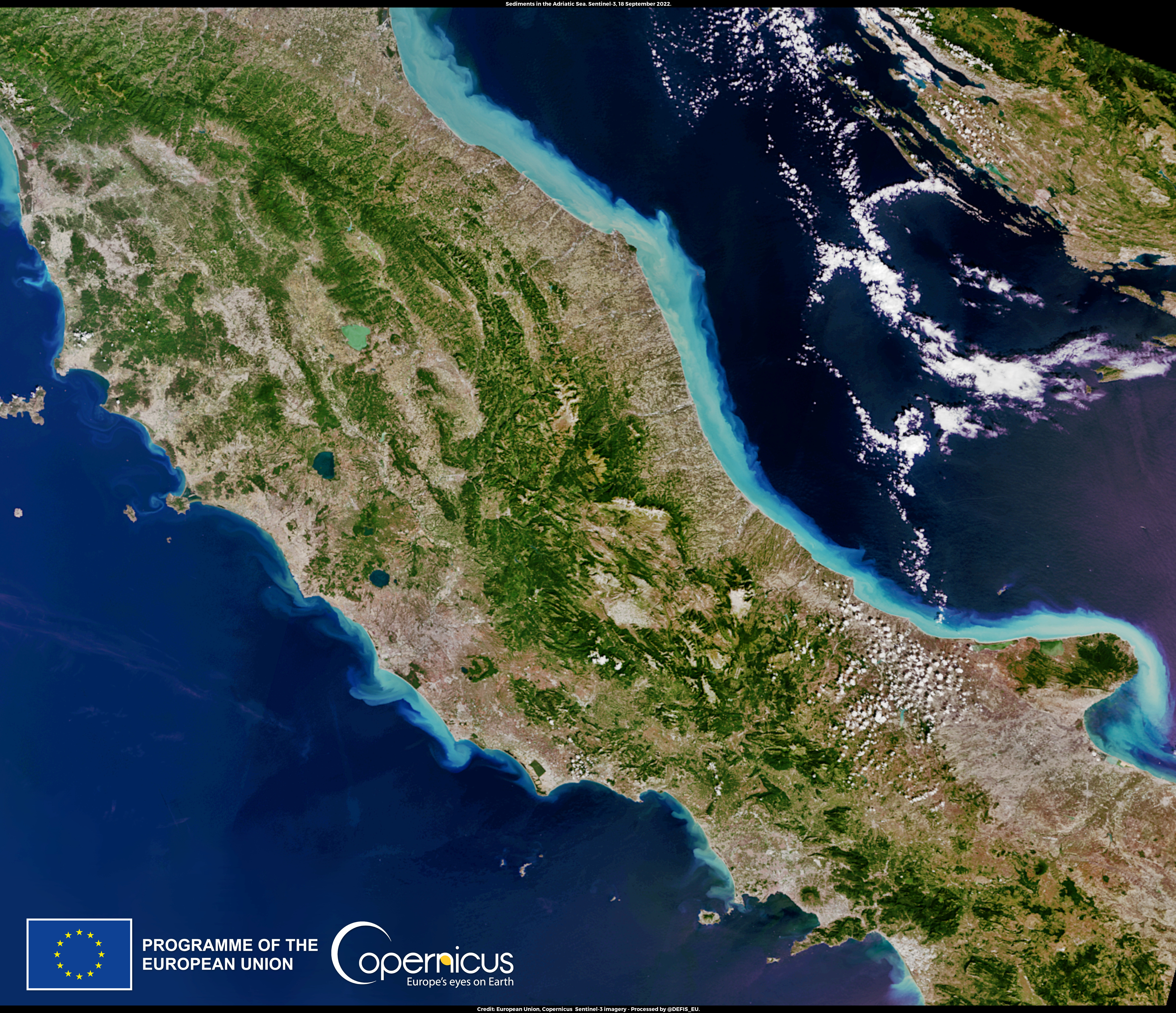 Szeptember 16-án katasztrofális áradások sújtották Közép-Olaszországot. Alig 12 óra alatt több mint 42 cm eső esett – ennyi hat hónap alatt szokott. A katasztrófa tizenegy halálos áldozatot követelt, egy nyolcéves gyermek eltűnt.<br />A Copernicus Sentinel-3 műholdak egyike által készített kép az Adriai-tengerbe az áradások következtében ömlő hordalékot mutatja. A folyók által a tengerbe hordott üledéket a szél és a tengeri áramlatok szállították, az olasz Adria partjainál végigterjedt, világosbarna és kék árnyalatúvá festve a vizet.<br /><br />https://www.copernicus.eu/en/media/image-day-gallery/disastrous-floods-hit-central-italy