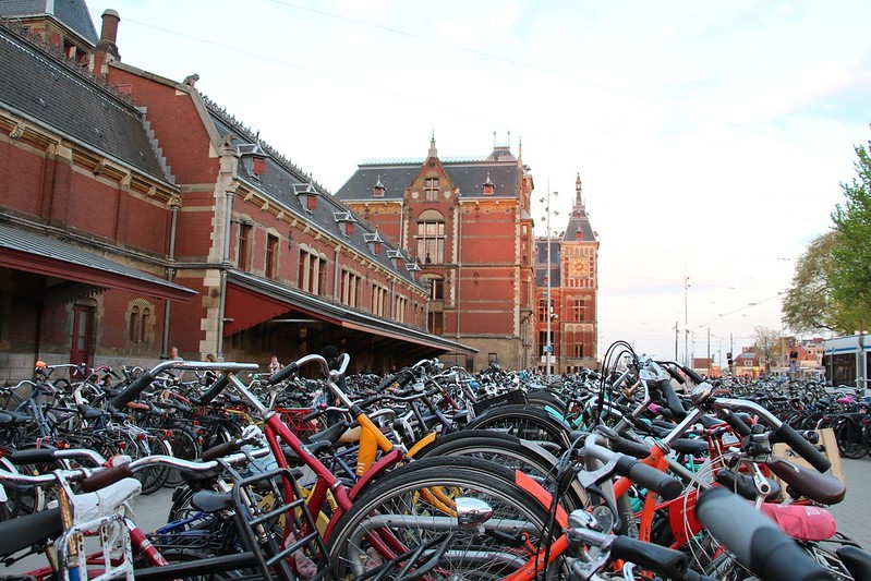 A korábbi állapot: a mindenhova odaláncolt kerékpárok a pályaudvar előtt - ez már a múlté<br />Kép forrása: Fred Romero https://www.flickr.com/photos/129231073@N06/29669430523/